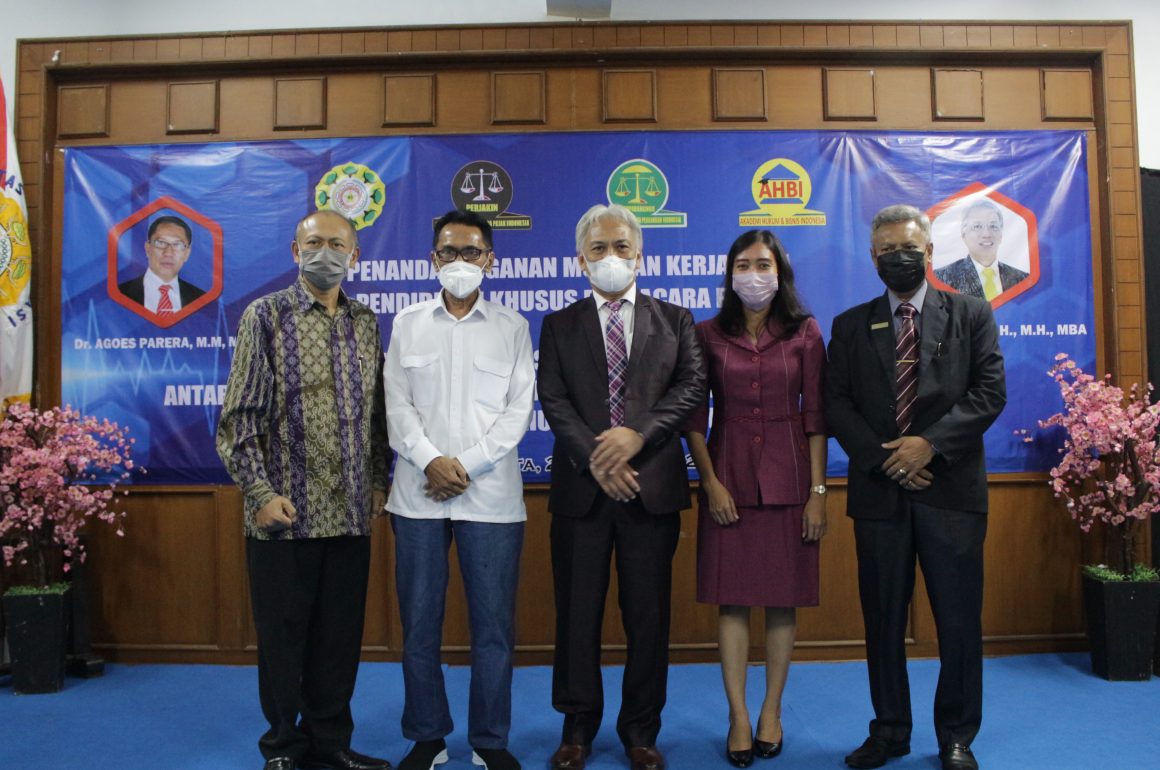 Penandatanganan Kerja Sama antara Dekan Fakultas Hukum UP45 dan Direktur Akademi Hukum dan Bisnis Indonesia Jakarta